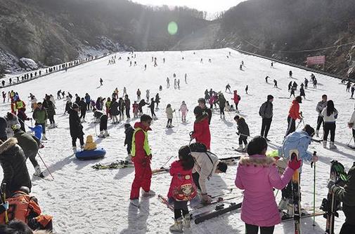 2017-2018冰雪季，我國冰雪旅游人數(shù)達到1.97億人次，冰雪旅游收入約3300億元